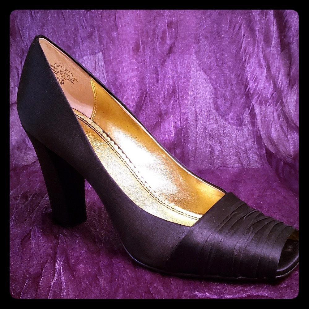 Anne Klein Aktaran Black Satin shoes (size 7.5M)